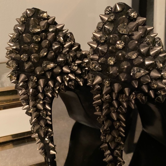 Shoes - Picture 4 of 8